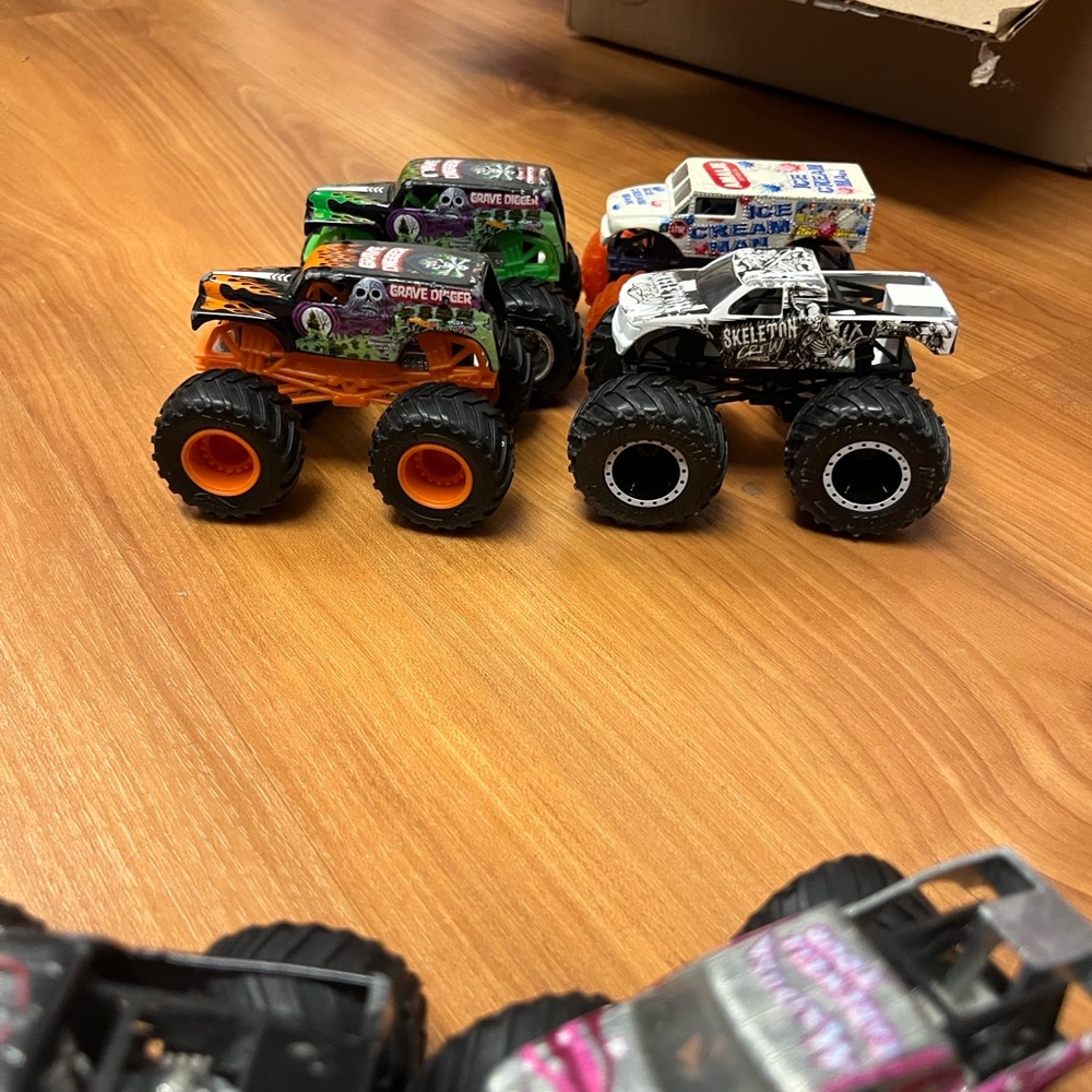 Monster Jam Monster Truck Bundle 10 pc - Picture 5 of 6